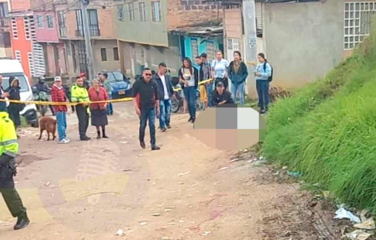 Vil asesinato de mujer en Soacha Todo sucedió a las 8 de la mañana de ayer. El movimiento ya crecía en esta zona abierta del municipio. Varios vecinos vieron reñir a la mujer con un sujeto, luego bajo extrañas circunstancias ella cayó y él corrió. Al inicio pensaban que no era nada grave, salvo cuando la sangre empezó a brotar del cuello de la mujer y hubo una alarma increíble. Lo triste del asunto es que ya no había nada qué hacer: la joven había fallecido de inmediato, creando un ambiente de dolor, misterio y muerte.