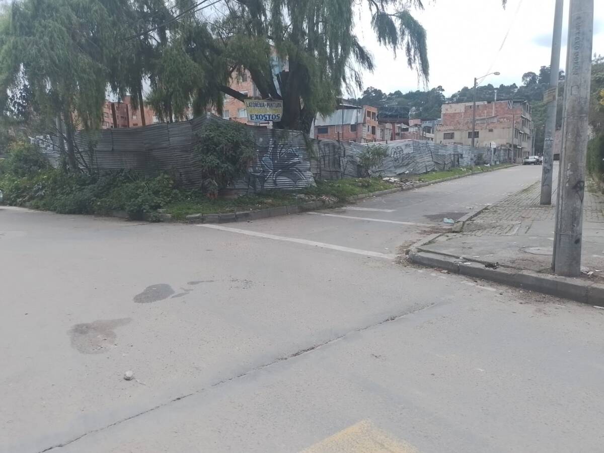Iba a vender un gallo y le dispararon en Suba 1 Iba a vender un gallo y le dispararon en Suba Con la intención de vender un gallo, de los que popularmente se conocen como 'de pelea', dos hombres se citaron con un tercer sujeto en la localidad de Suba para concretar el traspaso del ave. De común acuerdo decidieron que el punto de encuentro sería la Carrera 96 con Calle 157, en el barrio Suba Salitre. Cuando los hombres llegaron con el ave, el supuesto interesado los recibió a bala.
