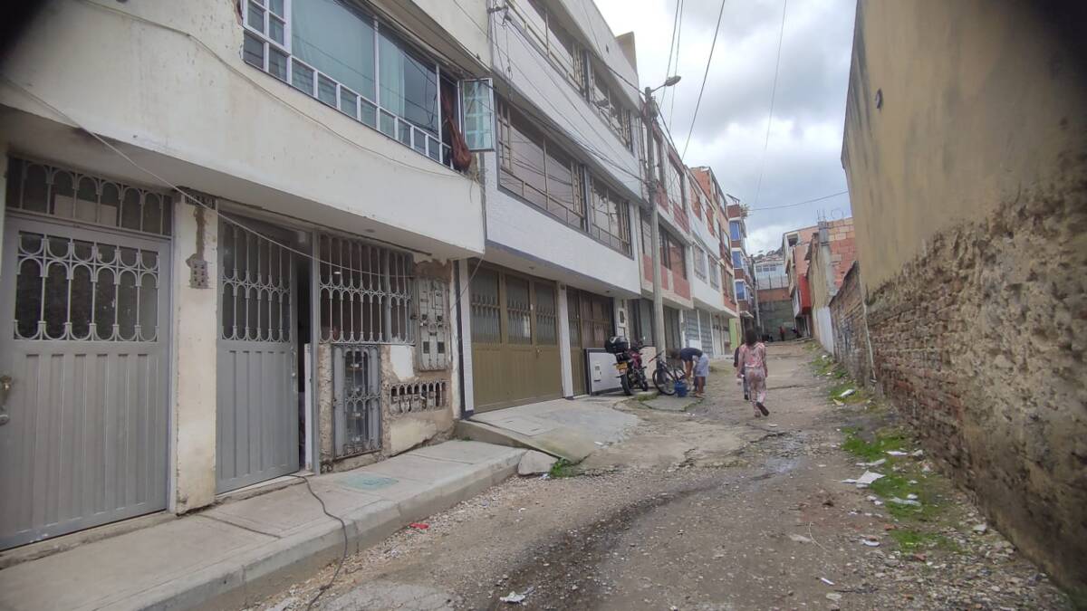 Asesinan a joven dentro de una casa en Suba Misteriosas fueron las horas en las que un joven de 29 años fue baleado dentro de una vivienda de Suba Rincón. Los hechos ocurrieron la madrugada de este domingo en el cuarto piso del inmueble. Una vez salió el sol, el joven murió en un hospital por cuenta del tiro mortal. Las autoridades están investigando las circunstancias de este asesinato.