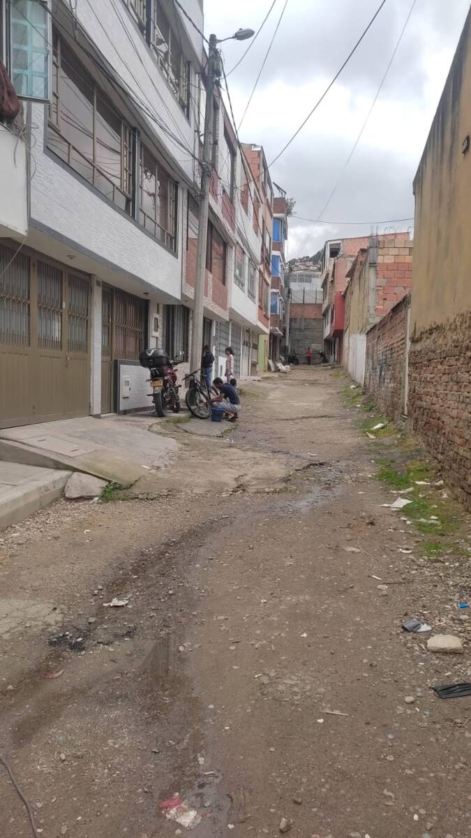 Asesinan a joven dentro de una casa en Suba 1 Asesinan a joven dentro de una casa en Suba Misteriosas fueron las horas en las que un joven de 29 años fue baleado dentro de una vivienda de Suba Rincón. Los hechos ocurrieron la madrugada de este domingo en el cuarto piso del inmueble. Una vez salió el sol, el joven murió en un hospital por cuenta del tiro mortal. Las autoridades están investigando las circunstancias de este asesinato.