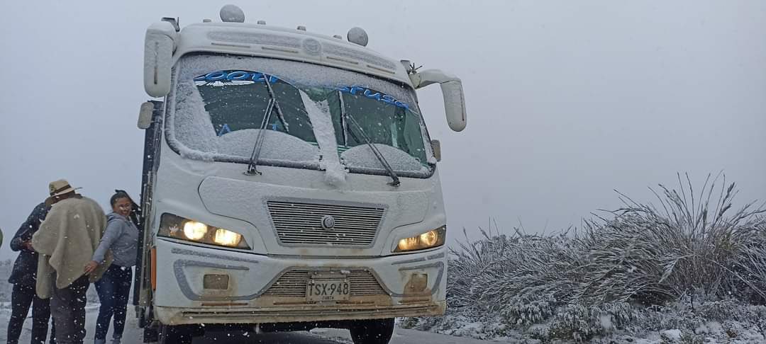 ¡Impresionante! Luego de 60 años nevó en el páramo de Sumapaz En la mañana del 24 de junio, por medio de las redes sociales se conocieron varias imágenes donde se puede ver un impresionante suceso, pues en la localidad de Sumapaz, en la ciudad de Bogotá, volvió a nevar después de 60 años.