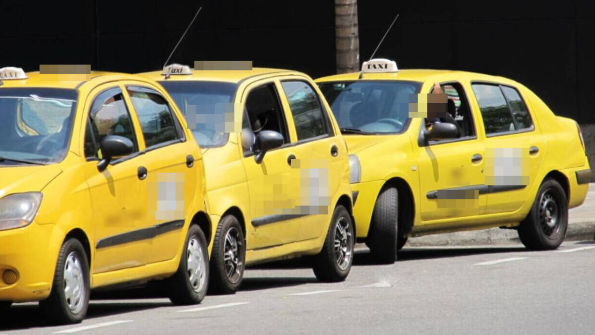 Golpean a mujeres en atraco dentro de un taxi Tres mujeres decidieron pedir un taxi por la aplicación Cabify desde San Andresito de San José hacia el sector de Las Américas (en Kennedy), con lo que no contaban era con que unos delincuentes ya tenían todo listo para atracarlas.