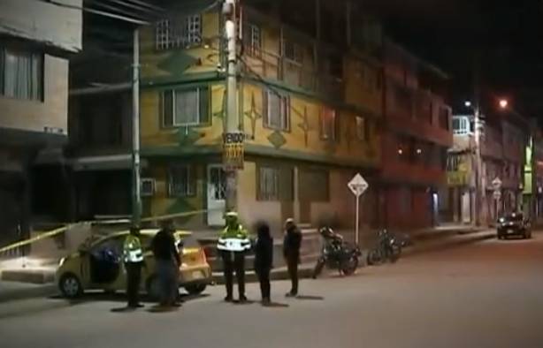 Taxista se salvó de milagro tras se atacado con arma de fuego en Usme 1 Taxista se salvó de milagro tras se atacado con arma de fuego en Usme En las horas de la madrugada de este viernes, un taxista fue atacado por unos criminales que le dispararon en cinco oportunidades. El hecho sucedió en el barrio la Aurora de la localidad de Usme.