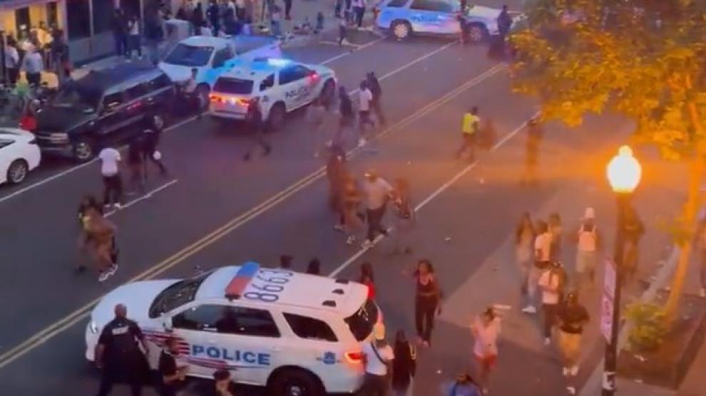 Un adolescente muerto y tres heridos dejó tiroteo en Estados Unidos Un joven de 15 años murió y tres personas resultaron heridas, incluyendo un policía, en un tiroteo tras un concierto no autorizado en Washington el domingo por la noche, informó el jefe de la policía local de la capital estadounidense.