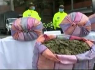 Incautan una tonelada de marihuana en Kennedy 1 Incautan una tonelada de marihuana en Kennedy Las autoridades de la localidad de Kennedy hicieron un importante operativo donde lograron incautar a una tonelada de marihuana.