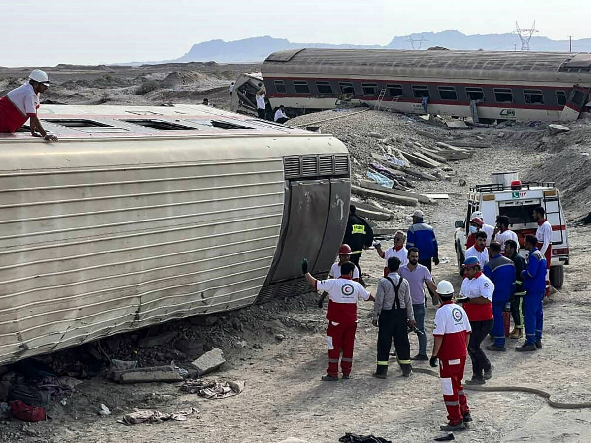 Accidente de tren dejó 17 personas muertas 1 Accidente de tren dejó 17 personas muertas Al menos 17 personas murieron y decenas resultaron heridas el miércoles cuando un tren descarriló cerca de la ciudad iraní de Tabas, en el centro del país, tras chocar con una excavadora junto a la vía.