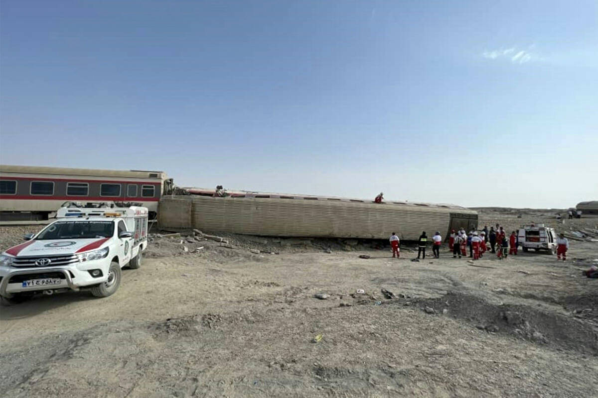 Accidente de tren dejó 17 personas muertas 2 Accidente de tren dejó 17 personas muertas Al menos 17 personas murieron y decenas resultaron heridas el miércoles cuando un tren descarriló cerca de la ciudad iraní de Tabas, en el centro del país, tras chocar con una excavadora junto a la vía.