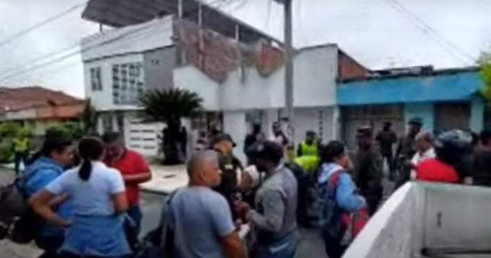Familiares de presos recluidos en Tuluá piden respuestas Familiares de los&nbsp;presos de la cárcel de Tuluá piden respuestas&nbsp;a las autoridades sobre los hechos que dejaron, al menos, 52 muertos y cerca de 34 heridos, la madrugada de este martes.