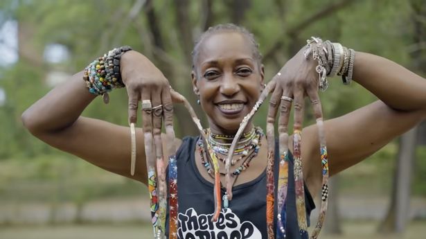 Mujer lleva 30 años sin cortarse las uñas Cordelia Adamas, una mujer de 59 años que vive en Indiana (Estados Unidos), tiene una extraña fascinación por las uñas largas.