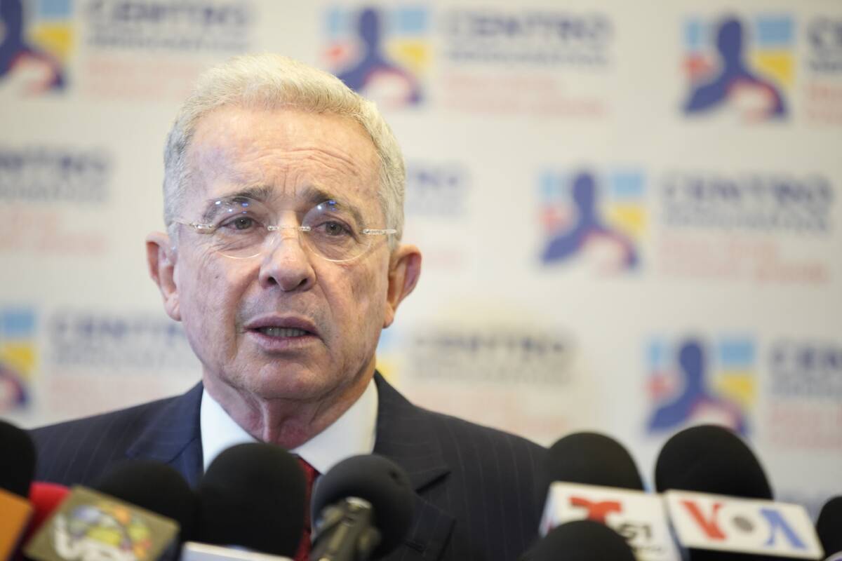 Uribe y Petro mantendrán diálogo permanente La tarde de este miércoles, el expresidente Álvaro Uribe Vélez dio una rueda de prensa posterior a la reunión que tuvo con el presidente electo, Gustavo Petro, y expresó lo que compartió en diálogo privado con el nuevo mandatario.