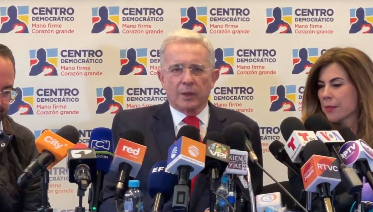 Uribe y Petro mantendrán diálogo permanente La tarde de este miércoles, el expresidente Álvaro Uribe Vélez dio una rueda de prensa posterior a la reunión que tuvo con el presidente electo, Gustavo Petro, y expresó lo que compartió en diálogo privado con el nuevo mandatario.