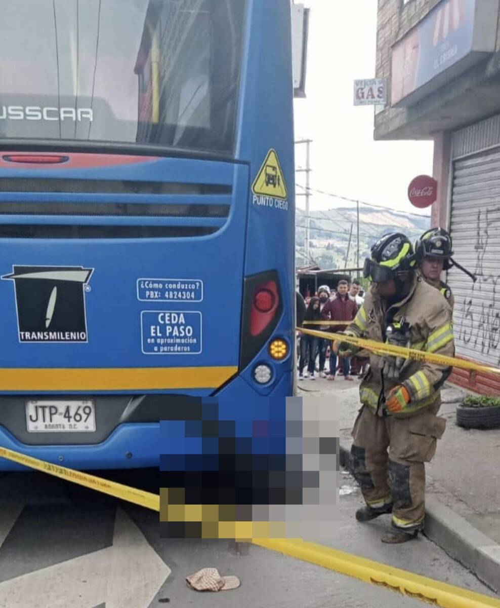 Abuelito fue arrollado por un Sitp y murió 1 Abuelito fue arrollado por un Sitp y murió “El Sitp venía lento y cuando sentimos que el bus brincó era porque el hombre, de avanzada edad, se tiró contra las llantas del vehículo. Cuando bajamos a ver y ya estaba debajo, con el cráneo partido”, recordó un testigo en la zona.