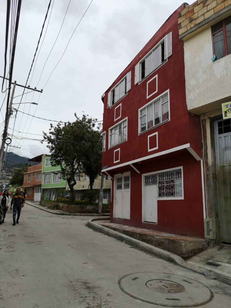 Asesinado por pedir respeto a una mujer en Usme 2 Asesinado por pedir respeto a una mujer en Usme Pasadas las 11 de la noche en la tienda se encontraba el señor Rojas en compañía de sus dos amigos y la administradora del local ubicado en la Calle 81 bis sur con Carrera 9. Estaban próximos a cerrar. Hacia las 11:25 de la noche, dos sujetos en evidente estado de exaltación entraron al local exigiendo servicio, querían licor a como diera lugar. La tendera se negó a venderles el trago por la grosería y la violencia con la que los hombres entraron a exigir el servicio y fue en ese momento cuando los sujetos entraron en cólera y empezaron a insultar a la mujer.