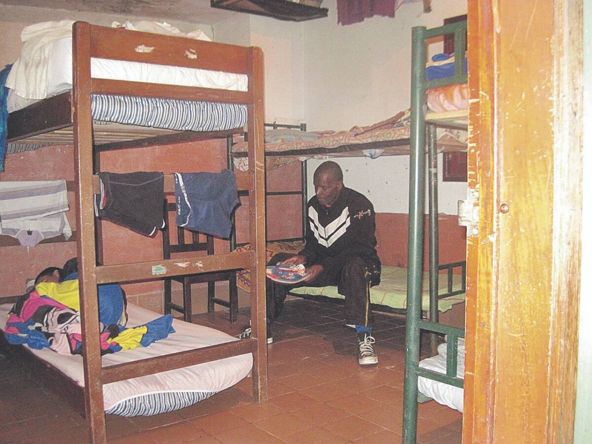 Viáfara, el campeón que cayó en la droga y la calle 1 Viáfara, el campeón que cayó en la droga y la calle Henry Viáfara es el vivo reflejo de la realidad que viven algunos deportistas, quienes luego de alcanzar la gloria, tocan fondo por sus malas decisiones. Este exfutbolista de 69 años, recordado por integrar ese recordado América de Cali de 1985, integrado por figuras como Ricardo Gareca, Julio Falcioni y Willington Ortiz, que disputó la final de la Copa Libertadores y que vistió la camiseta de la Selección Colombia, vive hoy una difícil situación. Sus familiares y amigos lo quieren ayudar para que salga de la drogadicción.