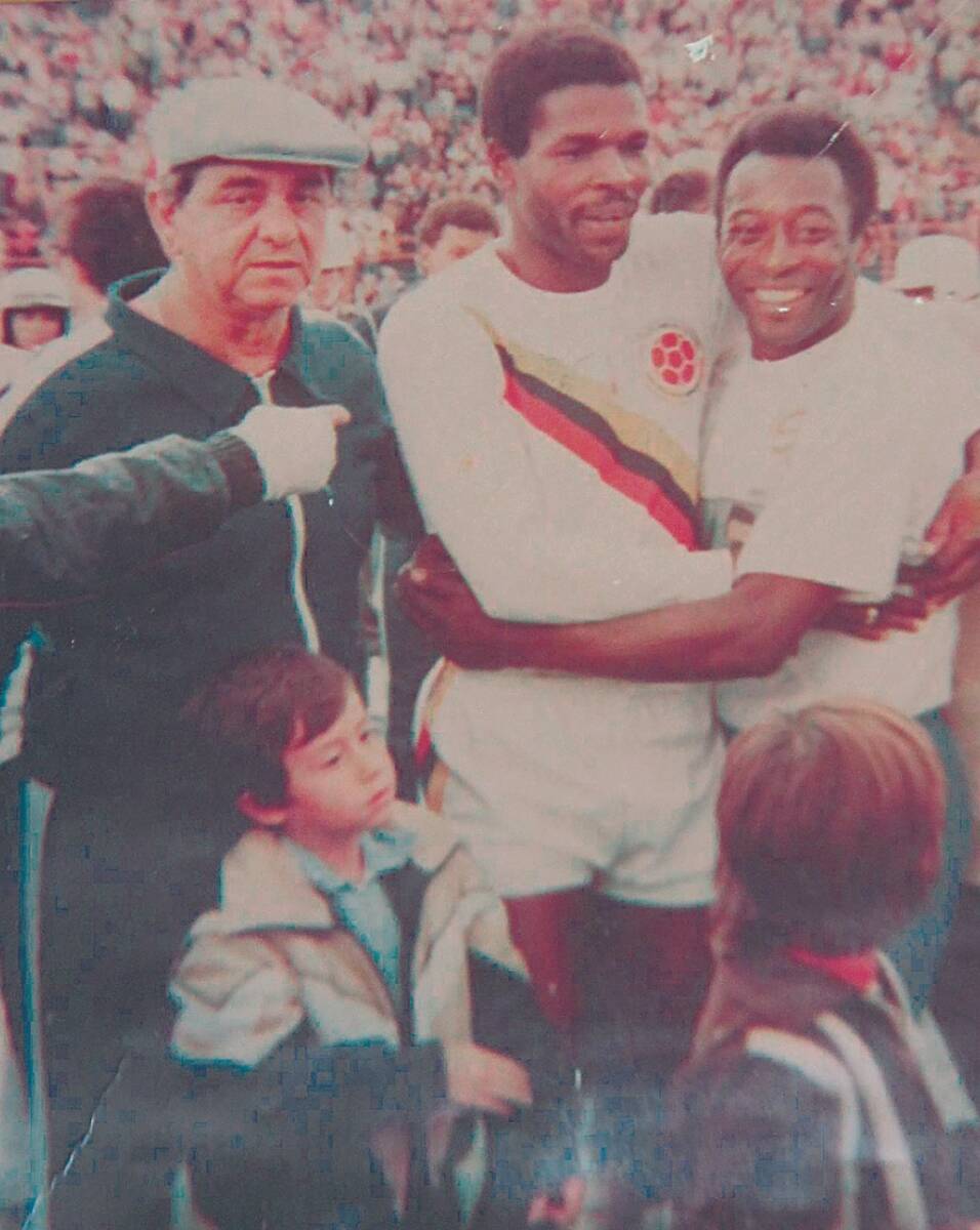 Viáfara, el campeón que cayó en la droga y la calle 2 Viáfara, el campeón que cayó en la droga y la calle Henry Viáfara es el vivo reflejo de la realidad que viven algunos deportistas, quienes luego de alcanzar la gloria, tocan fondo por sus malas decisiones. Este exfutbolista de 69 años, recordado por integrar ese recordado América de Cali de 1985, integrado por figuras como Ricardo Gareca, Julio Falcioni y Willington Ortiz, que disputó la final de la Copa Libertadores y que vistió la camiseta de la Selección Colombia, vive hoy una difícil situación. Sus familiares y amigos lo quieren ayudar para que salga de la drogadicción.