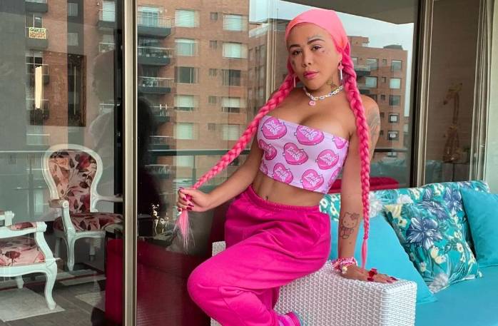 El apasionado beso de Yina Calderón con otra mujer La influencer y empresaria de fajas Yina Calderón ha sido una mujer que ha generado grandes controversias, algunos dicen que le encanta llamar la atención y que hace parte de su personalidad.