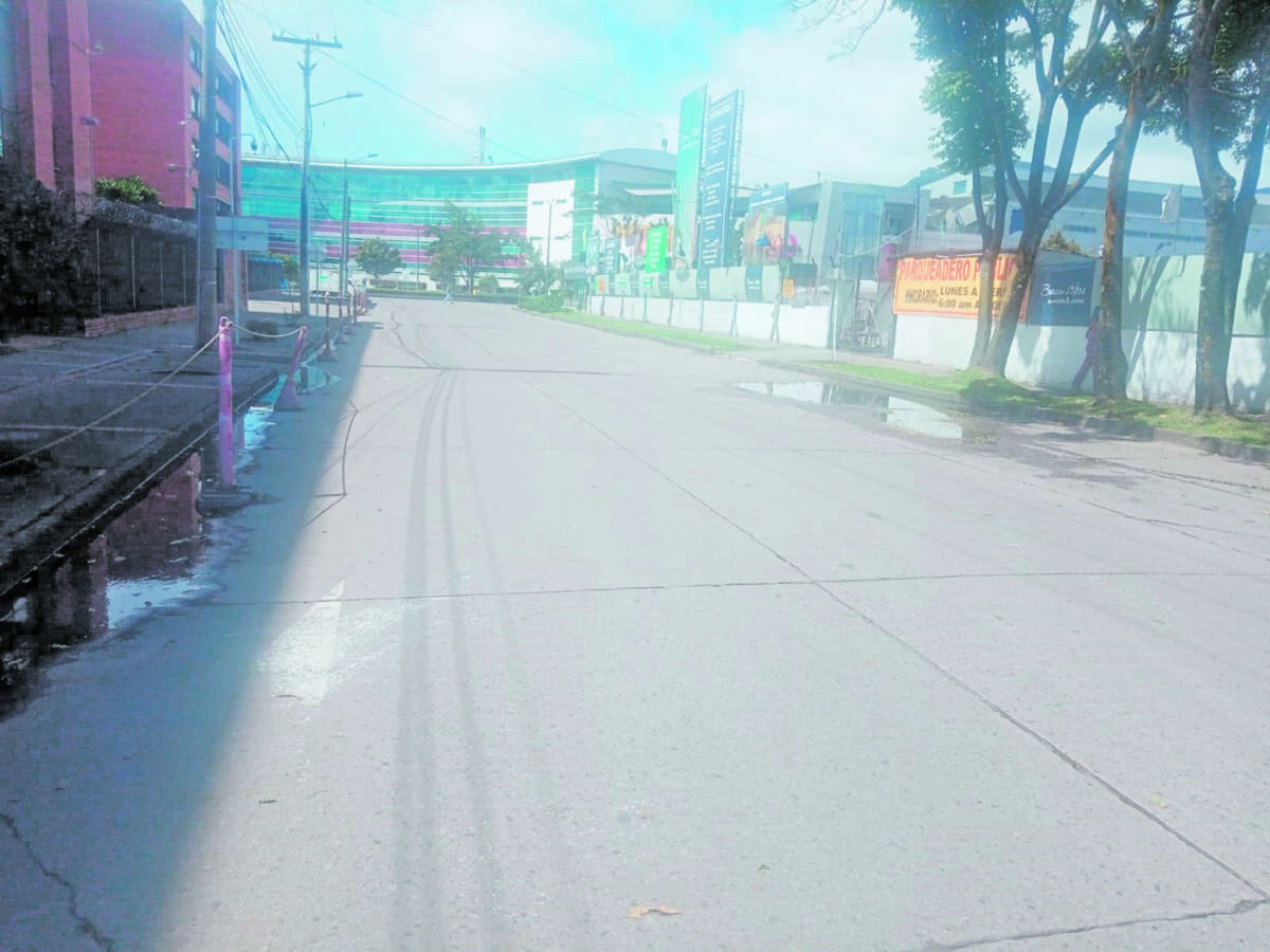 Homicidio con arma blanca en Paloquemao En horas de la noche del sábado, mientras las calles del barrio Paloquemao (Los Mártires) estaban poco concurridas, un hombre que caminaba sin fuerzas en sus piernas y se tambaleaba con cada paso que daba, se desgonzó sobre el asfalto en medio de la oscuridad.