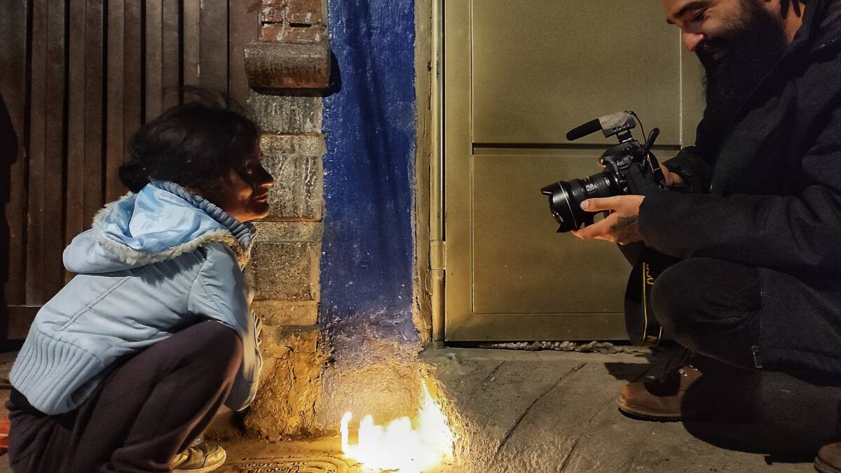 Con fotos narra las vivencias de la calle 2 Con fotos narra las vivencias de la calle La fotografía salvó la vida de Luis Carlos Ayala mientras atravesaba una etapa difícil de su vida, o por lo menos así lo cuenta el propio Ayala, oriundo de Líbano (Tolima), y quien se ha ganado la admiración y el respeto de varios habitantes de Bogotá y del país, gracias a su trabajo como fotógrafo y al proyecto documental que se encuentra adelantando en el barrio San Bernardo (en Santa Fe), al que bautizó ‘Sanber: vivencias de un bajo mundo’.