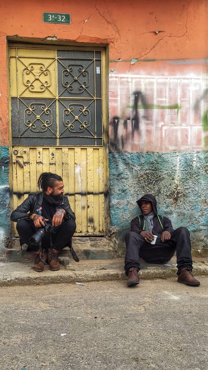 Con fotos narra las vivencias de la calle 1 Con fotos narra las vivencias de la calle La fotografía salvó la vida de Luis Carlos Ayala mientras atravesaba una etapa difícil de su vida, o por lo menos así lo cuenta el propio Ayala, oriundo de Líbano (Tolima), y quien se ha ganado la admiración y el respeto de varios habitantes de Bogotá y del país, gracias a su trabajo como fotógrafo y al proyecto documental que se encuentra adelantando en el barrio San Bernardo (en Santa Fe), al que bautizó ‘Sanber: vivencias de un bajo mundo’.