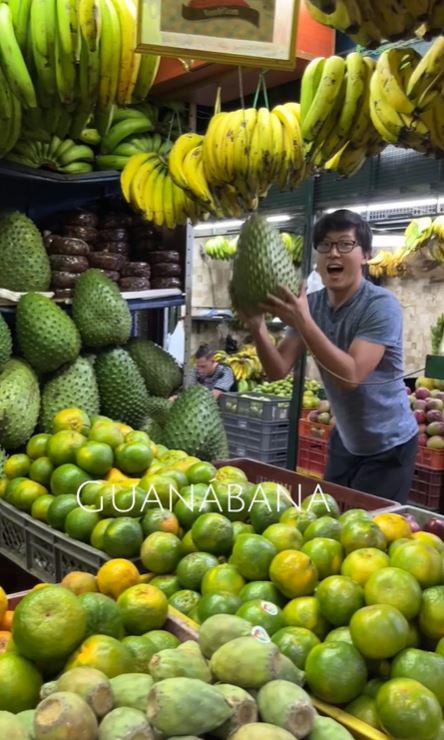 Joven al que no le gustó el arroz chino, también probó frutas en Colombia 'Yuting' desaprobó el arroz chino en Colombia y, también, probó las frutas. Esta fue su reacción.