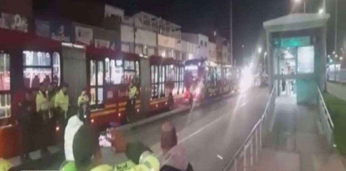 Adulto mayor murió arrollado en estación de TransMilenio En horas de la noche de ayer, un adulto mayor falleció tras haber sido atropellado por un TransMilenio cuando intentaba colarse en el sistema.