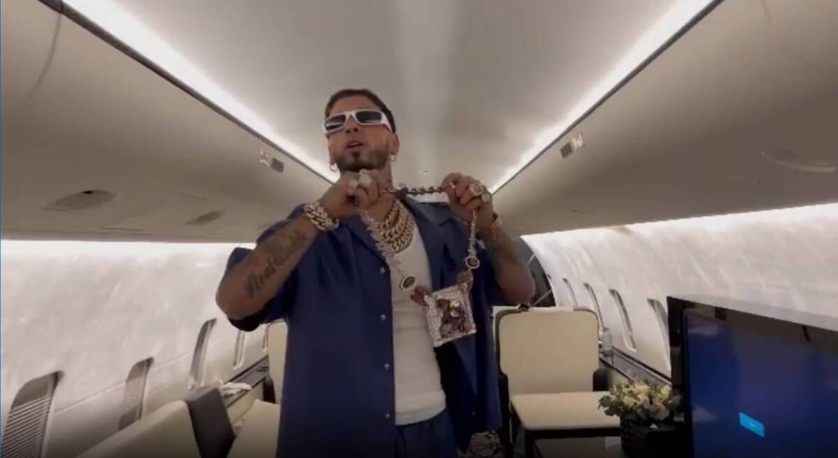 Anuel presumió su avión privado y tiró indirecta junto a Yailin El cantante Anuel y su esposa Yailin se han convertido en la pareja más polémica de las redes sociales, desde videos subidos de tono, hasta la presentación de su nuevo jet privado.