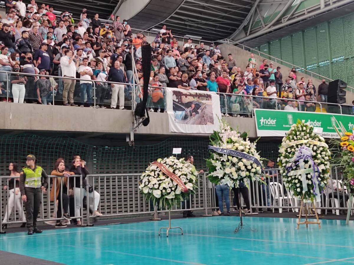 Siga de cerca el homenaje a Darío Gómez Los fanáticos, amigos y familiares de Darío Gómez continúan llegando al coliseo Yesid Santos de la Unidad Deportiva Atanasio Girardot (en Medellín), para rendirle un homenaje al 'Rey del Despecho' entonando sus canciones.