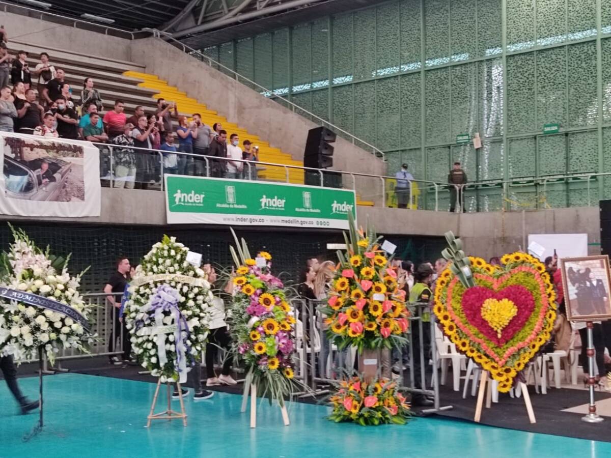 Siga de cerca el homenaje a Darío Gómez Los fanáticos, amigos y familiares de Darío Gómez continúan llegando al coliseo Yesid Santos de la Unidad Deportiva Atanasio Girardot (en Medellín), para rendirle un homenaje al 'Rey del Despecho' entonando sus canciones.