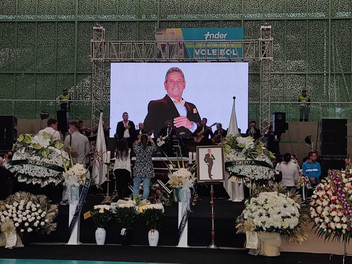 Siga de cerca el homenaje a Darío Gómez Los fanáticos, amigos y familiares de Darío Gómez continúan llegando al coliseo Yesid Santos de la Unidad Deportiva Atanasio Girardot (en Medellín), para rendirle un homenaje al 'Rey del Despecho' entonando sus canciones.