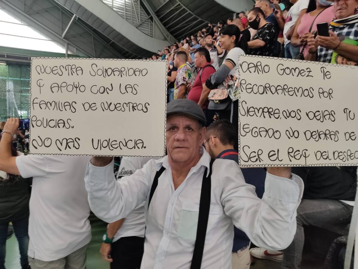 Siga de cerca el homenaje a Darío Gómez Los fanáticos, amigos y familiares de Darío Gómez continúan llegando al coliseo Yesid Santos de la Unidad Deportiva Atanasio Girardot (en Medellín), para rendirle un homenaje al 'Rey del Despecho' entonando sus canciones.