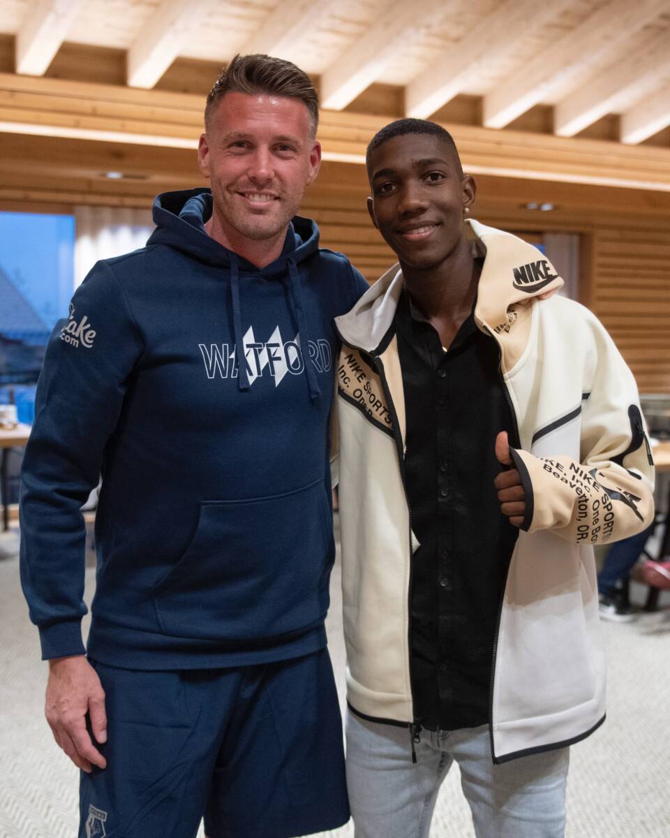 Le dieron la bienvenida al colombiano Yáser Asprilla en Watford Las buenas noticias para los deportistas colombianos no paran. Esta mañana se conoció la presentación oficial de Luis Sinisterra en el club inglés y ahora el futbolista Yáser Asprilla fue recibido en Watford de Inglaterra.