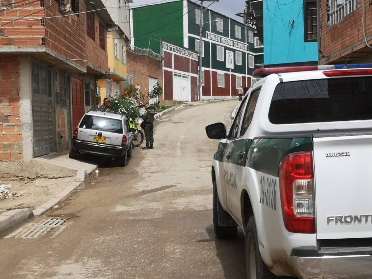 Balean a joven de 22 años en límites de Soacha - Bogotá El límite entre Ciudad Bolívar y el municipio de Soacha es uno de los puntos más neurálgicos en materia de seguridad y orden público en ambas jurisdicciones. Los barrios que allí se encuentran, son algunos de los que presentan mayores tazas de delincuencia y homicidios. El viernes pasado un nuevo hecho se sumó a la preocupante lista, un joven de 22 años fue víctima de un ataque sicarial que le quitó la vida en el lugar de los hechos.