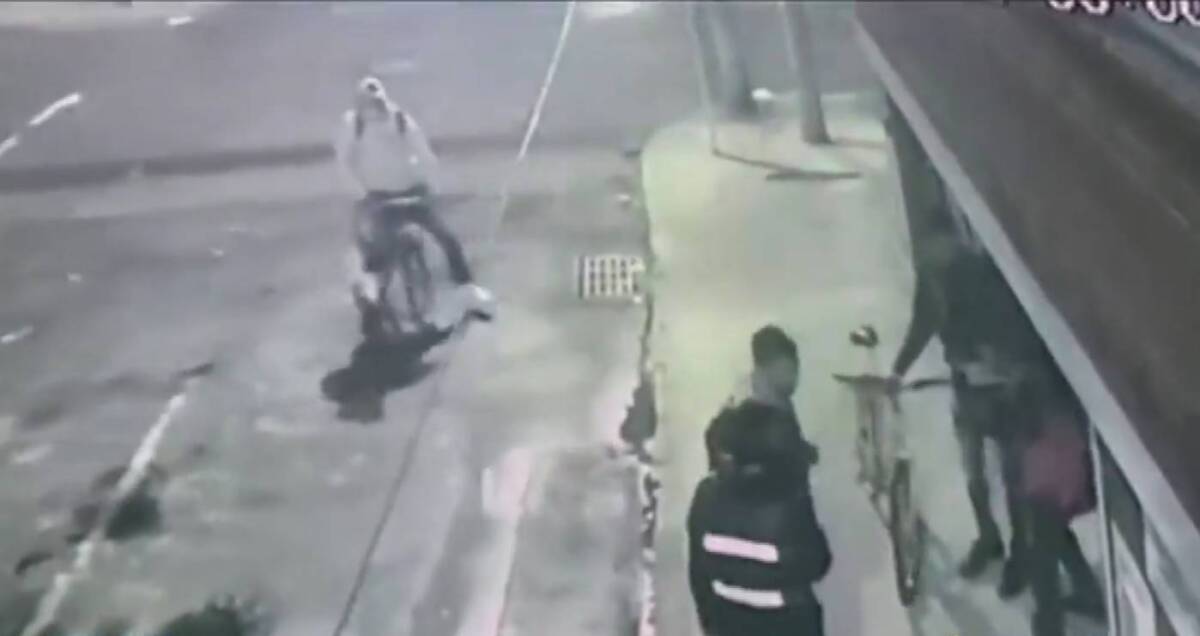 Biciladrones robaron y golpearon a dos personas frente a su casa en Puente Aranda 1 Biciladrones robaron y golpearon a dos personas frente a su casa en Puente Aranda En el barrio el Galán de la localidad de Puente Aranda se presentó un nuevo hecho de inseguridad, cuando tres biciladrones atracaron a un hombre y una mujer en la puerta de su casa.