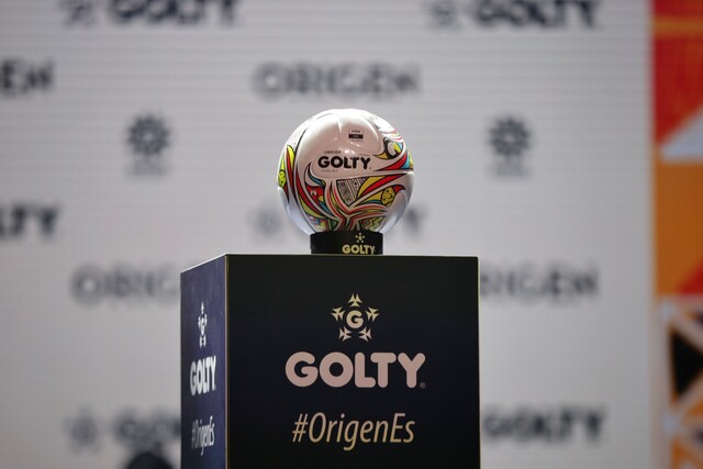 Este es el nuevo balón del Fútbol Profesional Colombiano 5 Este es el nuevo balón del Fútbol Profesional Colombiano Este miércoles se presentó en Bogotá el nuevo balón con el que se disputará el fútbol profesional en Colombia, el cual hace un homenaje a la esencial del pueblo colombiano, sus raíces y los paisajes que engalanan el país.