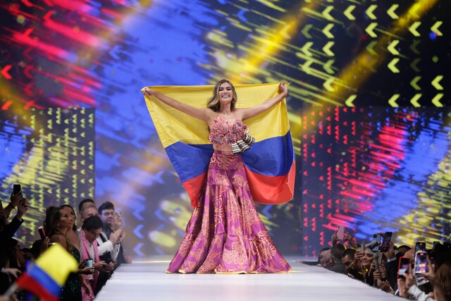 María Fernanda Aristizábal, el rostro más bello de Miss Colombia 2022 En una ceremonia colorida, de música y danza en la Catedral de Sal de Zipaquirá donde se hizo homenaje a la colombianidad, a la belleza de la mujer y al departamento de la actual Miss Colombia, el Quindío, María Fernanda Aristizábal recibió la corona de manos de Valeria Ayos, como la nueva representante al Miss Universo Internacional.