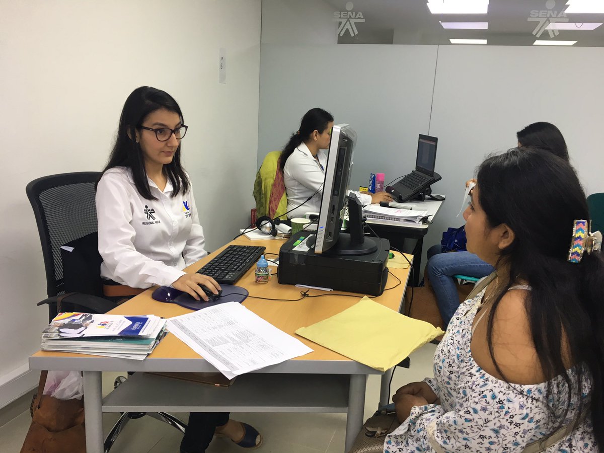 ¡Atención! Tres empresas traen 2,400 vacantes laborales La empresa, que ya había generado 8.500 empleos en el país, tiene en esta ocasión 2.000 puestos de trabajo para varias de las 50 empresas a las que ofrecen sus servicios, estas son en cargos para agente de redes sociales, servicio de atención al cliente en ventas, agentes bilingües para canales telefónicos o de chat virtual, y también para agendadores de citas médicas. Quienes quieran hacer parte de esta experiencia pueden presentar su perfil a través del formulario web (https://acortar.link/J0ChtI) o enviando su hoja de vida al correo seleccioncolombia@apexaamerica.com.