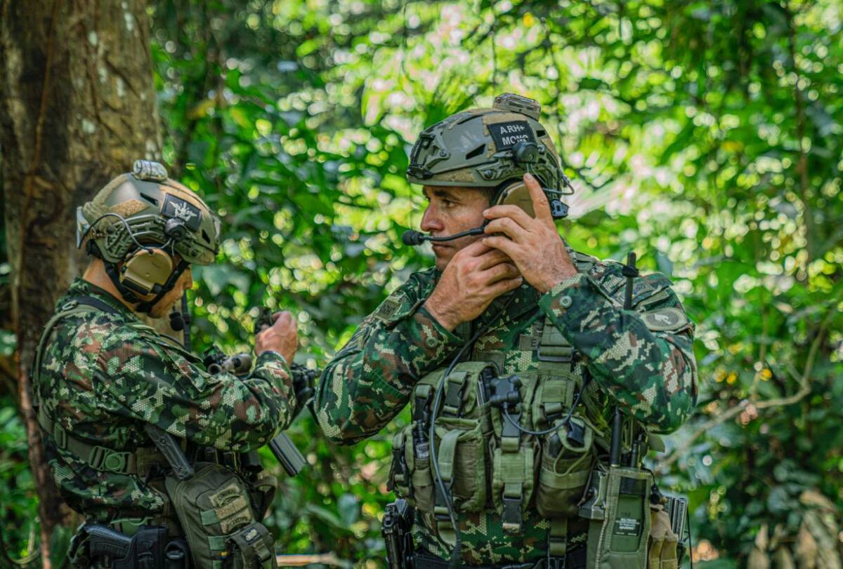 En conmemoración del 20 de julio, Ejército presentó su nuevo uniforme 1 En conmemoración del 20 de julio, Ejército presentó su nuevo uniforme Durante el desfile militar del 20 de julio, que se realizó después de dos años de ausencia a causa de la pandemia del COVID-19, el Ejército Nacional lució su nuevo uniforme, inspirado en el Camaleón y diseñado para operar en los distintos ecosistemas del país.