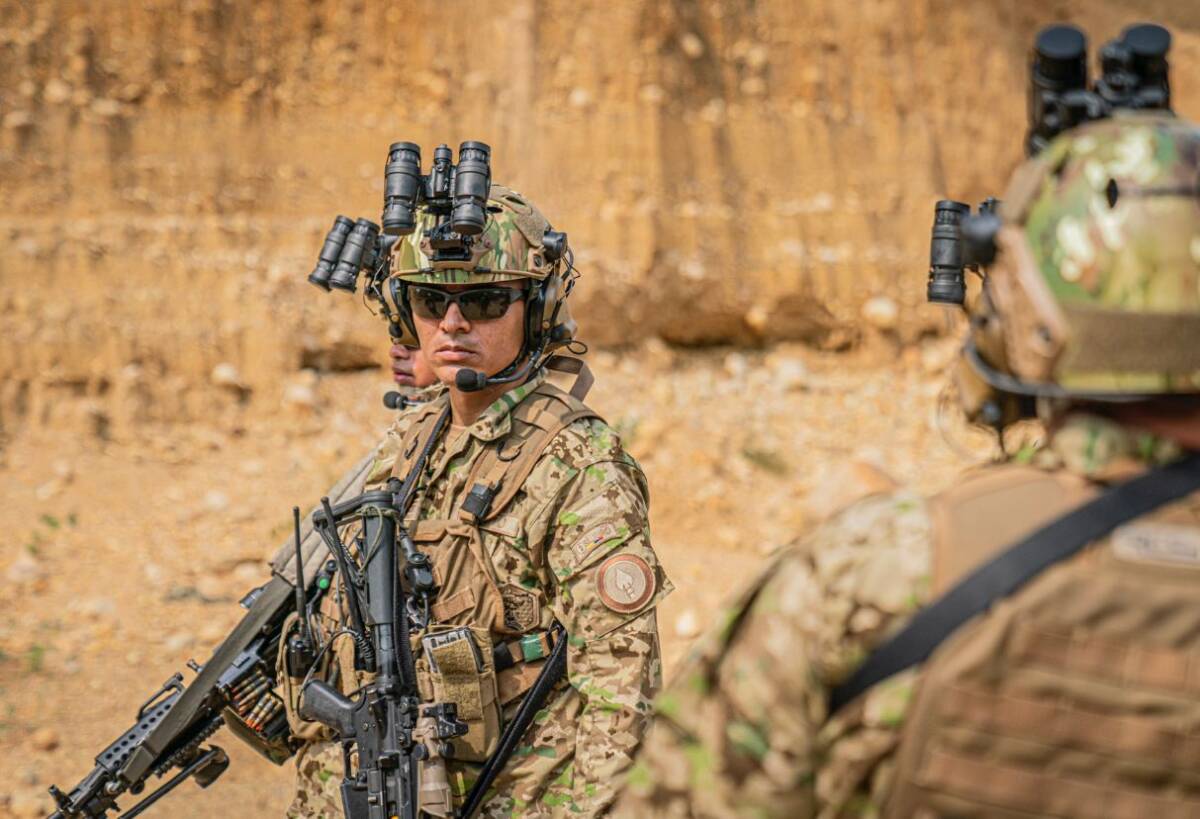 En conmemoración del 20 de julio, Ejército presentó su nuevo uniforme 2 En conmemoración del 20 de julio, Ejército presentó su nuevo uniforme Durante el desfile militar del 20 de julio, que se realizó después de dos años de ausencia a causa de la pandemia del COVID-19, el Ejército Nacional lució su nuevo uniforme, inspirado en el Camaleón y diseñado para operar en los distintos ecosistemas del país.