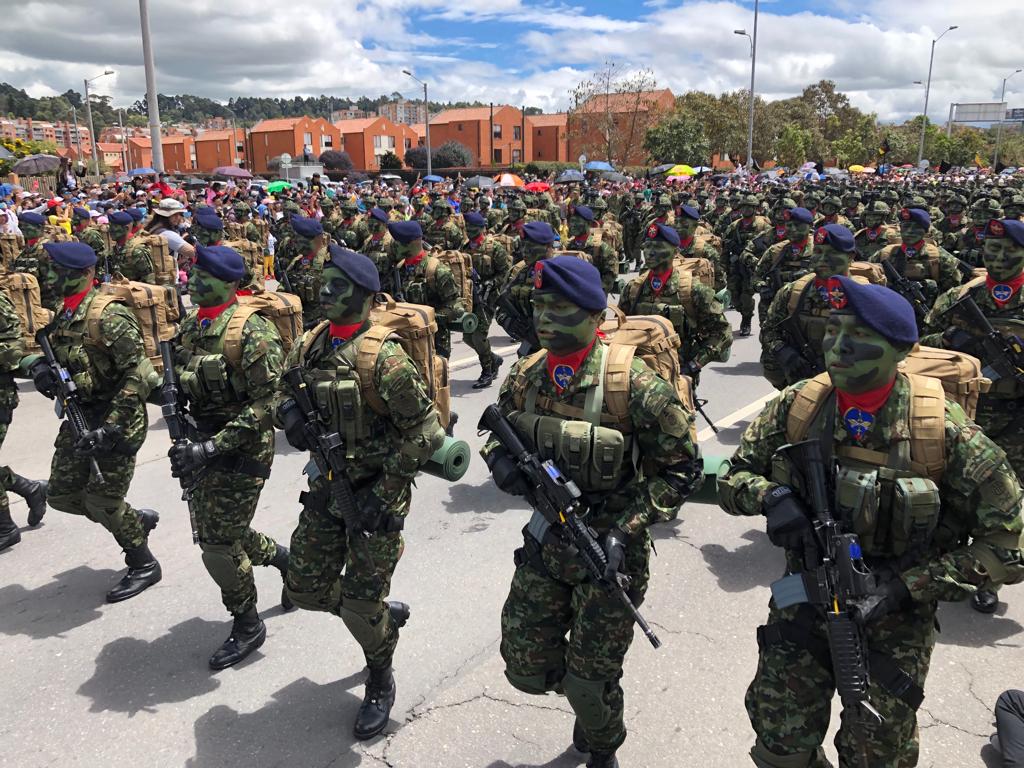 En conmemoración del 20 de julio, Ejército presentó su nuevo uniforme Durante el desfile militar del 20 de julio, que se realizó después de dos años de ausencia a causa de la pandemia del COVID-19, el Ejército Nacional lució su nuevo uniforme, inspirado en el Camaleón y diseñado para operar en los distintos ecosistemas del país.