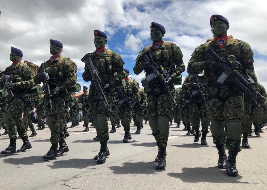 En conmemoración del 20 de julio, Ejército presentó su nuevo uniforme 3 En conmemoración del 20 de julio, Ejército presentó su nuevo uniforme Durante el desfile militar del 20 de julio, que se realizó después de dos años de ausencia a causa de la pandemia del COVID-19, el Ejército Nacional lució su nuevo uniforme, inspirado en el Camaleón y diseñado para operar en los distintos ecosistemas del país.