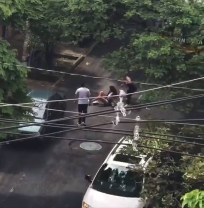 Brutal ataque a mujer trans en Medellín 2 Brutal ataque a mujer trans en Medellín En la noche del pasado miércoles, en el parque Caicedo de Villanueva, a un costado de la Catedral Metropolitana, en el centro de Medellín, una mujer trans de 35 años fue atacada con navaja por un hombre que, minutos antes, la había contratado para servicios sexuales.