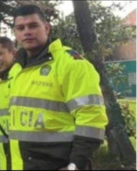 En trágico accidente murieron dos policías 3 En trágico accidente murieron dos policías En la madrugada del sábado, dos jóvenes policías que se dirigían a atender el llamado de la comunidad por una riña que se había presentado en la jurisdicción del CAI Versalles (Fontibón), cuando fueron arrollados por un bus del SITP. Infortunadamente ambos fallecieron.