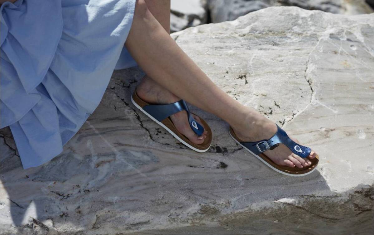 Las chanclas más usadas por estos días Para muchas mujeres usar chanclas es el mejor calzado, pues da mucha libertad al pie y evita las ampollas atrás. Para esta mitad de año, hay ciertas tendencias que la moda impone, se las mostramos. Lo más importante es que quiera verse diferente y usar otras cosas, pues lo que está mandando la parada es diferente. Plataformas, peluche y colores fuertes, es lo que está de moda.