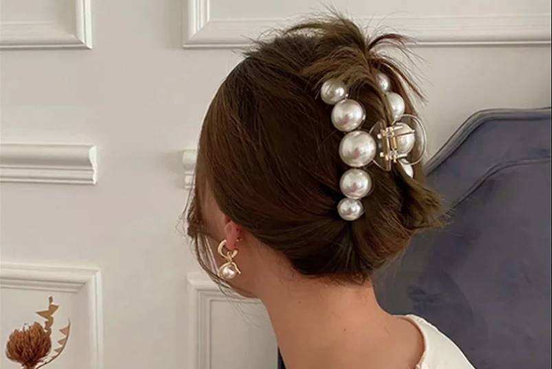 ¡A peinarse con estas pinzas llamativas! 2 ¡A peinarse con estas pinzas llamativas! Para muchas, los accesorios en perlas son los ganadores. Ahora, también se pueden llevar en el cabello. ¡Mira qué bien y sofisticado se ve este peinado! Puedes usar muchas como en el ejemplo, esto para dar un estilo imponente y marcado; o con que lleves una a un lado de la cabeza está perfecto.