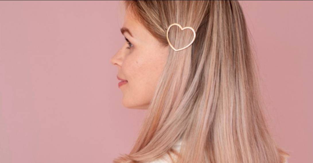 ¡A peinarse con estas pinzas llamativas! 3 ¡A peinarse con estas pinzas llamativas! Para muchas, los accesorios en perlas son los ganadores. Ahora, también se pueden llevar en el cabello. ¡Mira qué bien y sofisticado se ve este peinado! Puedes usar muchas como en el ejemplo, esto para dar un estilo imponente y marcado; o con que lleves una a un lado de la cabeza está perfecto.