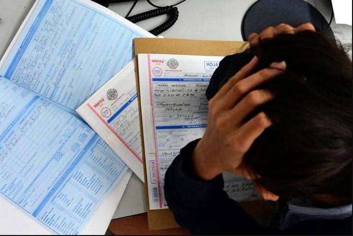 No la embarre haciendo una hoja de vida 3 No la embarre haciendo una hoja de vida Otro error que cometen algunos postulantes a un empleo es incluir en su hoja de vida experiencia laboral o educativa que no está relacionada con el cargo al que aspira.