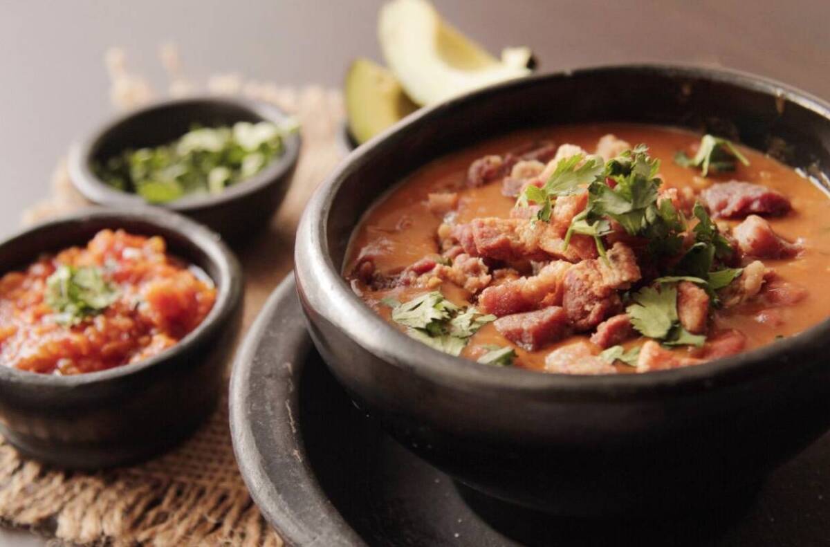 Frijoles con pezuña En Colombia consumimos fríjoles en todas las regiones del país, en diversidad de preparaciones, presentaciones y con diferentes acompañamientos. Es un plato espectacular por su exquisito sabor.