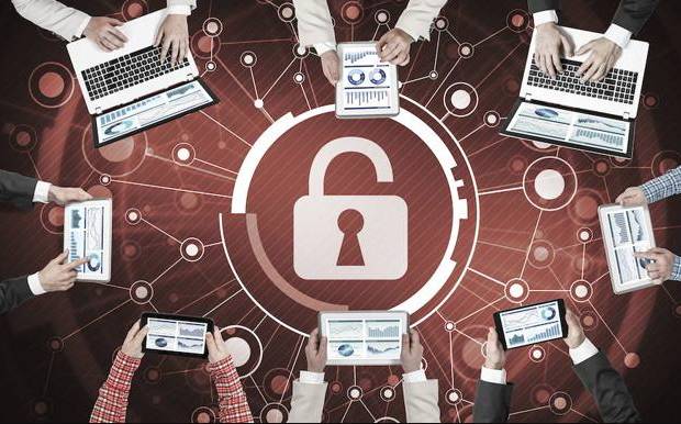 Navegue sin temor 2 Navegue sin temor Fraudes en cuentas bancarias y tarjetas de crédito, daños del software o hardware de los dispositivos, y hasta extorsión con material sensible, son algunos de los delitos a los que se expone si no toma medidas de seguridad adecuadas al navegar en internet.
