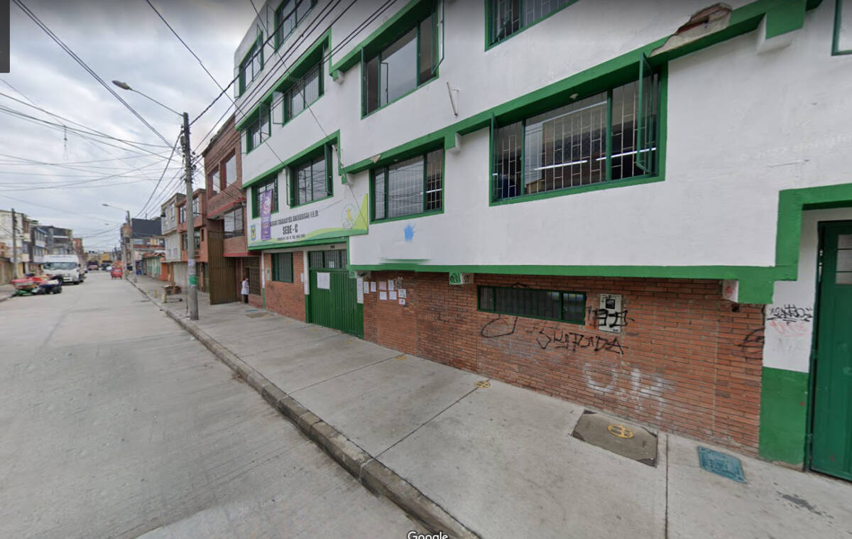 Compañeras le destruyeron el rostro a jovencita en colegio de Suba Un nuevo hecho de acoso y matoneo se registró en un colegio en la localidad de Suba. Esta vez la situación pasó a mayores y a las afueras de la institución, una menor fue atacada a golpes.