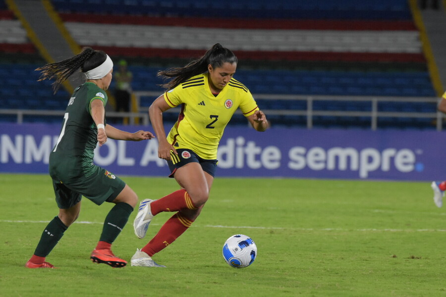 Colombia goleó a Bolivia y continua firme en la Copa 1 Colombia goleó a Bolivia y continua firme en la Copa La Selección Colombia derrotó 3-0 a Bolivia en la segunda fecha del Grupo A de la Copa América Femenina, en el estadio Olímpico Pascual Guerrero, en Cali, y pasó a comandar su llave con 6 puntos.